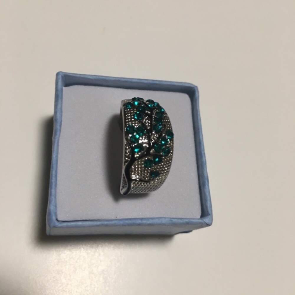 Vivid Emerald Gemstone Silver Ring - image 2